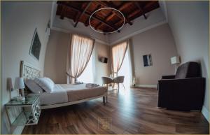 埃尔科拉诺Villa Cua的卧室配有一张床和一张桌子及椅子