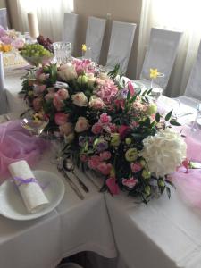 Heľpa卢卡斯旅馆的一张桌子上放着一束鲜花