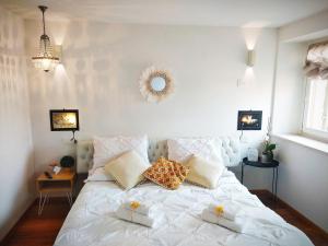 维罗纳卡萨民宿的卧室配有白色的床和枕头。