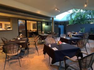 Biloela比洛拉棕榈汽车旅馆的一间在房间内配有桌椅的餐厅