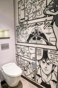 雅加达Posto Dormire Hotel的浴室的墙壁上涂有涂鸦