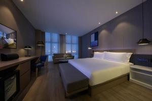上海桔子酒店(上海浦东机场店)酒店提供浦东机场免费接送服务的一间带大床的卧室和一间客厅