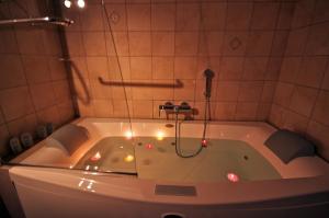 莫雷逊Archontiko Papoutsi的浴室配有带灯的浴缸。