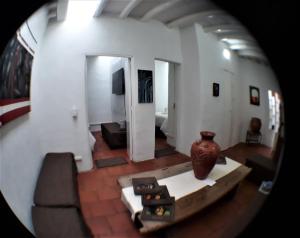 波哥大Casa-Arbol的享有带花瓶的客厅的景色