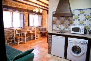 Lloreda拉斯安加纳斯德略雷达公寓的厨房配有洗衣机和微波炉。