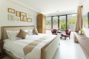杭州杭州源壹客栈的一间卧室设有一张大床和一个大窗户