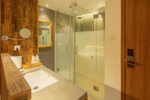 杭州杭州源壹客栈的一间带水槽和玻璃淋浴的浴室