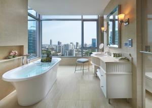曼谷曼谷东临俪舍的带浴缸和大窗户的大浴室