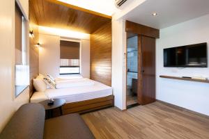 香港长洲荔枝酒店的一间带床和电视的小卧室