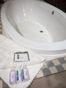 塞昆达Hotel @ Secunda的浴室配有白色卫生间和盥洗盆。