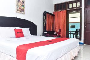 RedDoorz Plus @ Tirta Kencana Hotel客房内的一张或多张床位