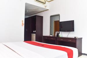 RedDoorz Plus @ Tirta Kencana Hotel客房内的一张或多张床位