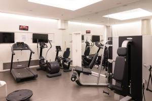 耶路撒冷Saidoff Luxury Residence的健身房,配有跑步机和有氧运动器材
