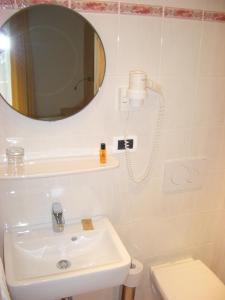 奥蒂塞伊Garni-Hotel Pichler的一间带水槽、镜子和卫生间的浴室