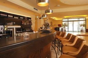 BasedowFarmer Hotel Basedow的餐厅内的酒吧,配有棕色皮椅