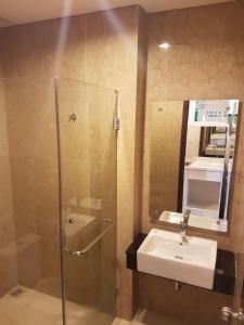 雅加达Capitol Park Residence salemba-cozy room的带淋浴、盥洗盆和镜子的浴室