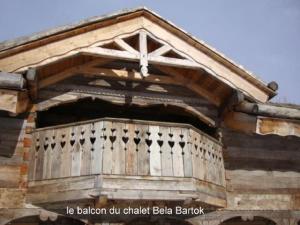 圣皮耶尔代勒福尔卡Ker Bela的一座木结构建筑,上面有十字架