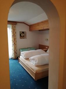翁肯Berggasthof Hintergföll的卧室设有两张床铺和拱门