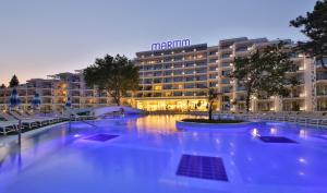 阿尔贝纳Maritim Hotel Paradise Blue的大楼前设有游泳池的酒店