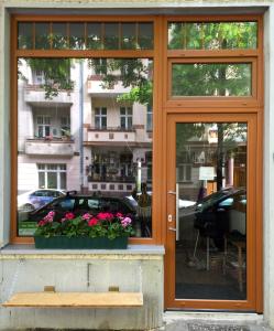 柏林Minimal Hostel No 41的窗前有长凳和鲜花