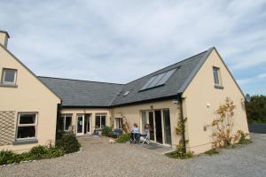 利敦瓦纳Atlantic Garden Lodge的屋顶上太阳能系统的房子