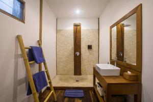 坎古奥罗拉假日公园的浴室配有盥洗盆和带镜子的淋浴
