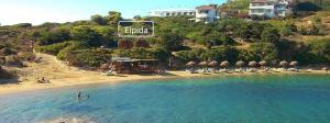 巴特斯欧Elpida Andros的带有布洛沃书写标志的海滩