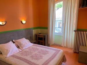 Neussargues-Moissac旅程切兹贝蒂酒店的一间卧室设有一张床和一个大窗户