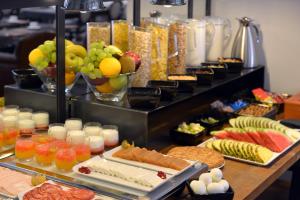 巴塞罗那格兰大道酒店的自助餐,包含许多不同类型的食物