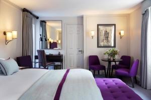 牛津老牧师住宅酒店的酒店客房带一张床、一张桌子和椅子