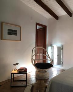 卡迪瓦卡萨阿尔多玛酒店的一间带椅子和一张桌子及台灯的房间