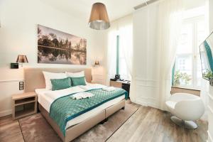布达佩斯Boutique Residence Budapest的白色卧室配有床和椅子