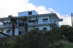 阿莫利亚尼岛Kalntera的一座位于山上的白色建筑,设有阳台