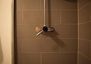 伦敦261酒店的浴室内配有淋浴和吊扇。