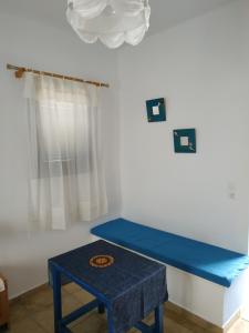 伊拉克利亚岛Venetiko Studios的一张桌子的房间的蓝色长椅