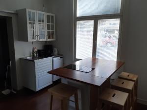 图尔库Renovated apartment at the heart of Turku的厨房配有木桌和台面