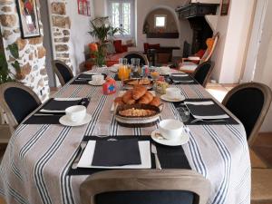 LouhossoaChalbonia的一张长桌,上面有餐桌布,上面有食物