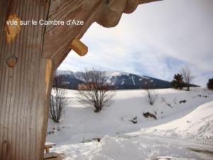 圣皮耶尔代勒福尔卡Ker Bela的享有带雪地和房屋的田野美景