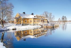 卡特琳娜霍尔姆杜夫维霍勒姆斯乡村酒店的水面上的房子,上面有雪