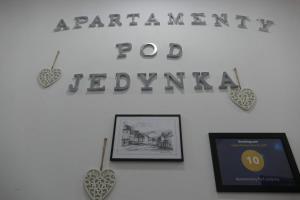 斯克拉斯卡波伦巴Apartamenty pod Jedynka - Jednosci Narodowej 3/1的带有读过父权制的吉德林的标志的白色墙壁