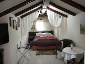 Arbel阿贝尔沙维特家庭宾馆的一间小卧室,配有床和窗户