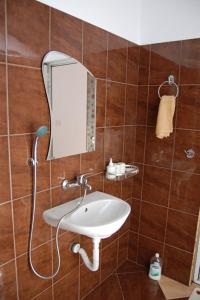 卡尔洛沃怀特宾馆的一间带水槽和镜子的浴室