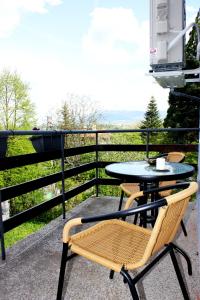 班基雅Bankya Guest House - Sofia的阳台的天井配有桌椅