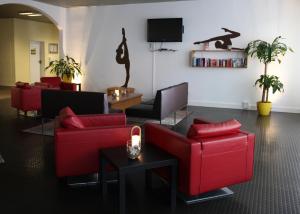 贝尔吉施格拉德巴赫RTB-Hotel - Sportschule的客厅配有红色沙发和电视