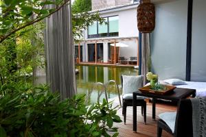 滨湖瓦京康体花园酒店的一间带桌子的客厅,享有游泳池的景色