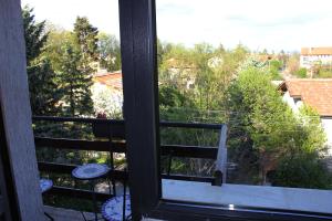 班基雅Bankya Guest House - Sofia的从阳台的窗户可欣赏到风景。