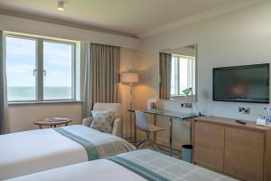 波特马诺克Portmarnock Resort & Jameson Golf Links的酒店客房设有两张床和一台平面电视。