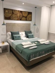 马拉加EVE Malagueta的一间卧室配有一张大床和毛巾