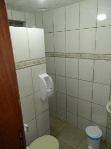 桑托斯杜蒙特Fazenda Hotel Alvorada的浴室配有白色卫生间和盥洗盆。