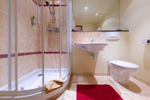 鲁昂Urban Style hotel de l'Europe的带淋浴、卫生间和盥洗盆的浴室
